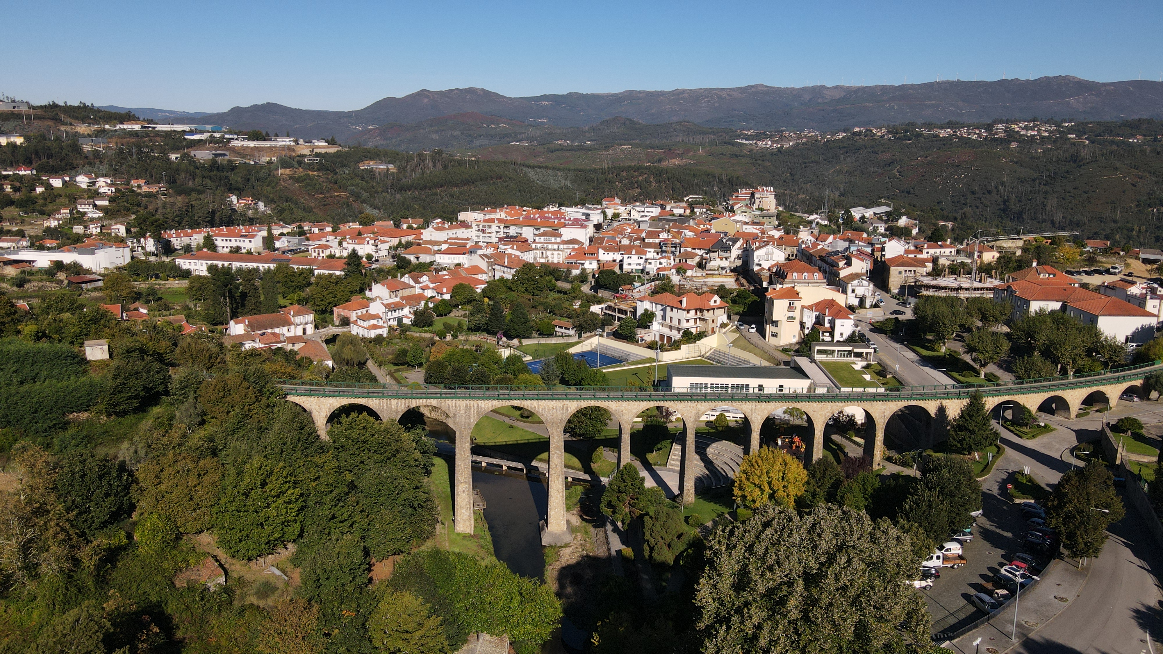 Vista aérea de Vouzela com o viaduto ferroviário